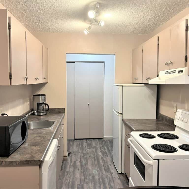 Edmonton Furnished Condo Rental in Downtown - Affordable Suite in Desirable Glenora - Photo 1