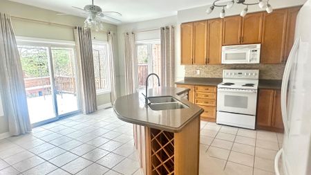 For Lease - 1076 Broughton Lane, Newmarket, Ontario - Photo 5