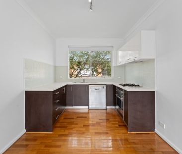 Beautifully Renovated Sun-Drenched Apartment in Boutique Block - Photo 2