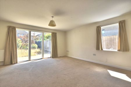 A modern two bedroom property, in the sought after area of Trumpington with allocated parking and enclosed garden. Ideally located for access to the M11, A14 and Addenbrookes Hospital. - Photo 2