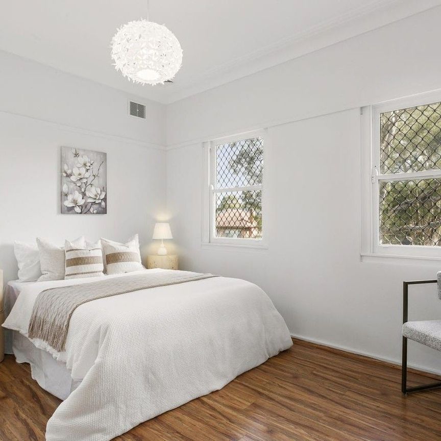 BEAUTIFUL FAMILY HOME, FULLY RENOVATED. - Photo 1