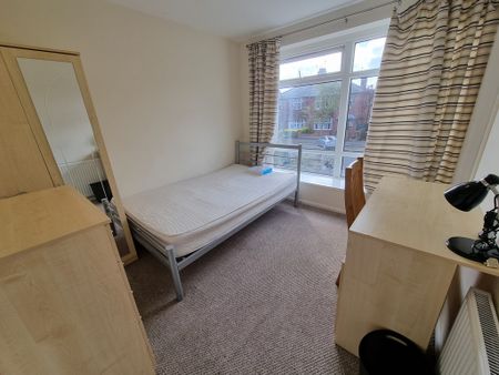 9 Bed Student Accommodation - Photo 2