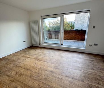 3 Bed Terraced House, Castle Close, E9 - Photo 1