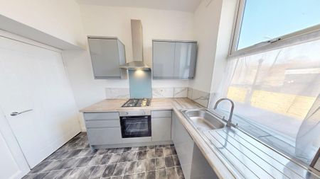 2 bedroom end of terrace house to rent - Photo 3