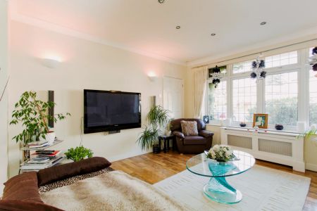 Marvellous double bedroom located in suburban Barkingside - Photo 2