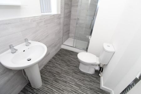 4 bedroom detached house to rent - Photo 3