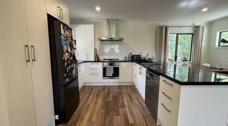 Modern and private 3-bedroom home in prime location - Photo 2