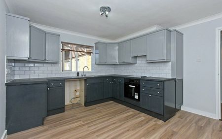 Fallowfield, Sittingbourne, Kent, ME10 - Photo 3