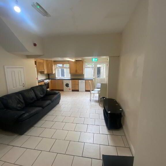 Great House, 137 University Avenue, Queens University Quarter, Belfast, BT7 1GY - Photo 1