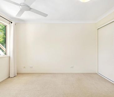 Perfectly located, peaceful townhouse - Photo 2