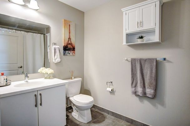 For Lease - 555 William Graham Drive Unit# 422, Aurora, Ontario - Photo 1