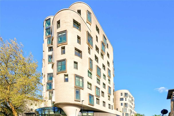 SHORT LET - Luxury two bedroom, two bathroom penthouse flat with breath-taking views of London in the heart of Clapham - Photo 1
