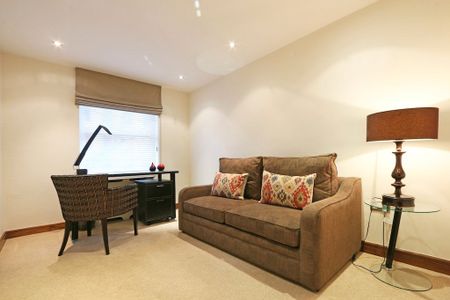 A smart and spacious three bedroom apartment of c.1322 sq ft situated on the second floor of this well run residential building that has 24 hour porterage and communal gardens. EPC rating: C - Photo 2