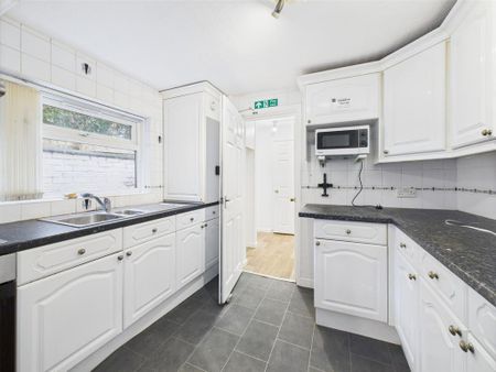 1 bedroom in a house share to rent - Photo 2