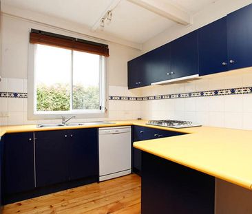 Spacious Three Bedroom Family Home with Large Backyard in Prime Kew Location - Photo 3