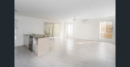 Large 4 Bedroom Family Home - Photo 3