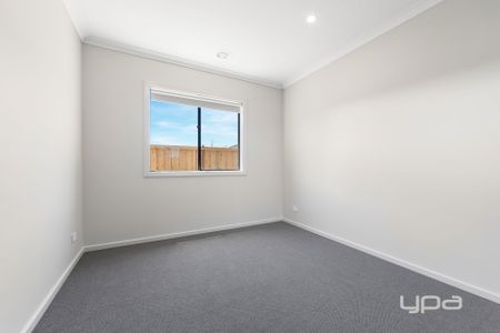 BRAND NEW FAMILY HOME! - Photo 5