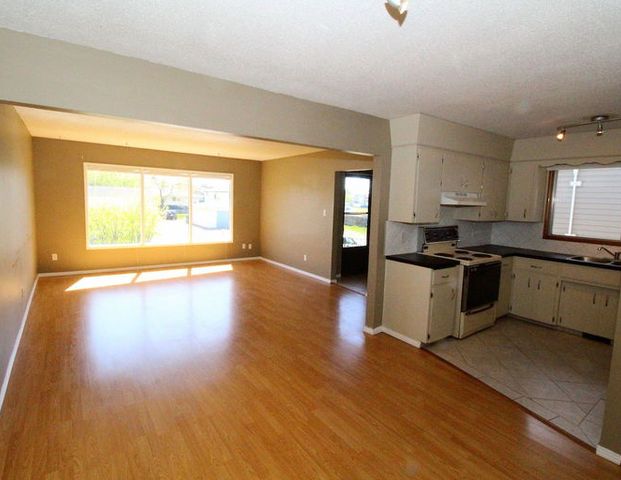 Big Bright 2 Bedroom Home | Calgary - Photo 1