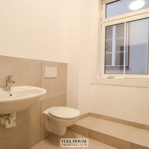 ***Erstbezug: sanierte Altbauwohnung mit über 3 m Raumhöhe und großzügigen Zimmern*** - Photo 1