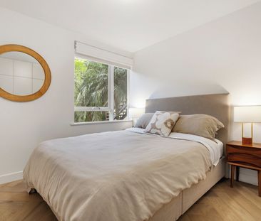 FULLY FURNISHED STUNNING DESIGNER LIVING BY THE BAY - Photo 3