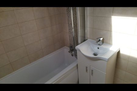 5 Bed Semi-Detached House, Albert Avenue, M25 - Photo 5