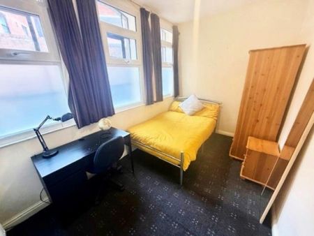 3 bedroom flat to rent - Photo 4