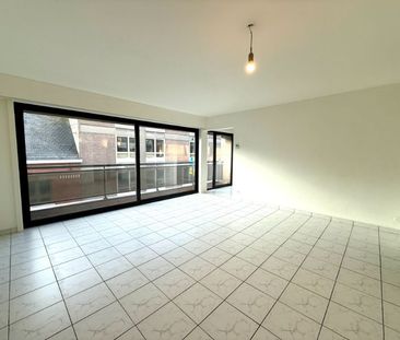 Opgeknapt appartement met 1 slaapkamer in centrum van Deinze - Photo 1