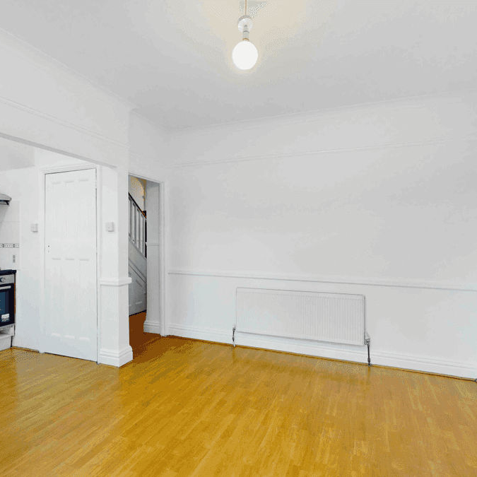 Camberley Avenue, London, SW20 - Photo 1