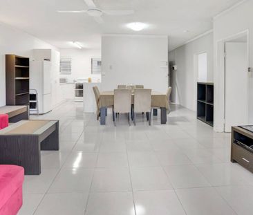 Furnished & Spacious Inner-City Apartment! - Photo 2