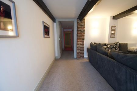 2 bedroom ground floor flat to rent - Photo 2