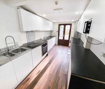 8 Bedroom Apartment - Photo 1