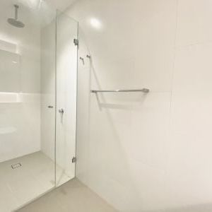 Large 1 BED APARTMENT ! - Photo 1