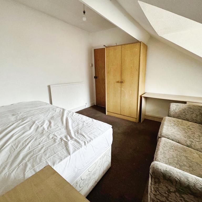 1 bedroom in a house share to rent - Photo 1