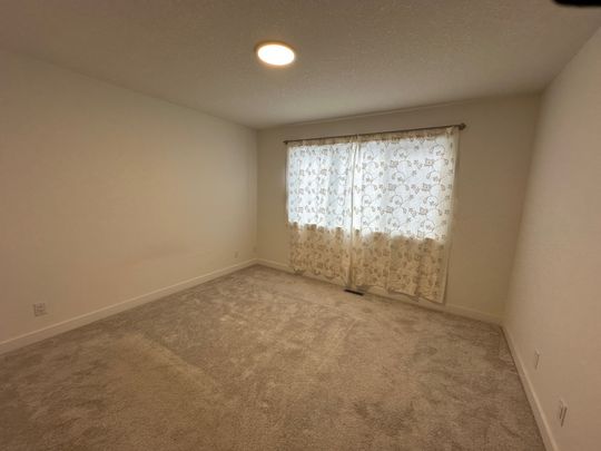 Modern 3 Bed, 2.5 Bath Townhouse in Sylvan Lake - Photo 1