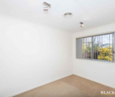 Modern Two-Story Townhouse In Prime Woden Location - Photo 3