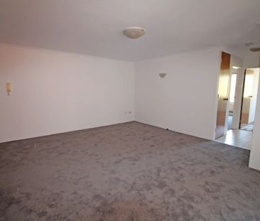SPACIOUS 2 BEDROOM APARTMENT WITH TANDEM GARAGE - Photo 4