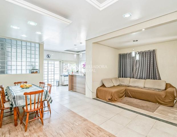 Casa com 4 quartos e 258m² para alugar em Glória, Porto Alegre. - Photo 1
