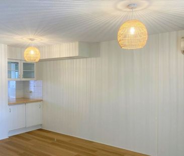 Stylish 2-Bedroom House in Prime Broadbeach Waters Location! - Photo 3