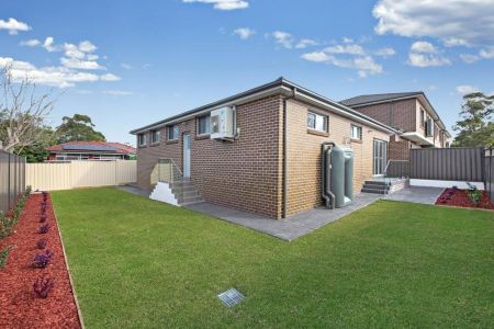 NEAR NEW FREESTANDING VILLA - Photo 3
