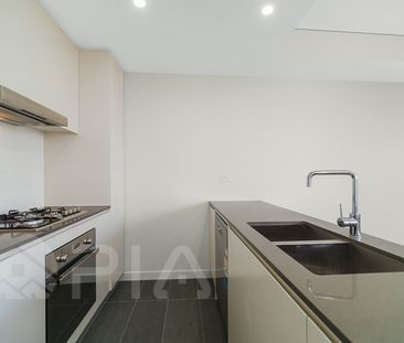 Modern 1 bedroom apartment close to amenities for lease - Photo 1