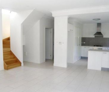 Stylish 3-Bedroom Townhouse with Alfresco Entertaining in Corinda - Photo 1