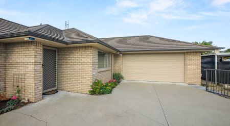 Three Bedroom Brick Home - Photo 4