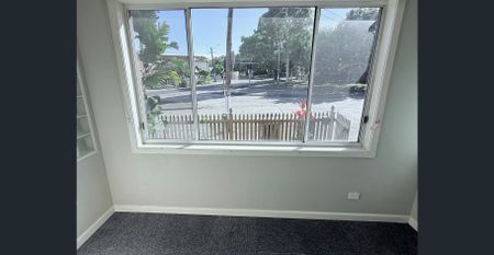 Light-Filled 2 Bedroom Pet Friendly Home - Photo 4