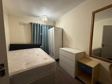 4 bedroom terraced house to rent - Photo 3