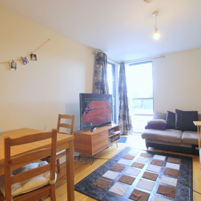 2 Bedroom Apartment, Rothesay Avenue, London - Photo 1