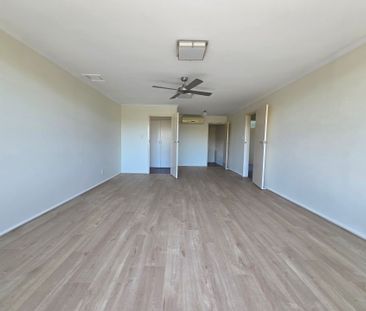 Large Space, Clean Two Bed Bayside Home - Photo 3