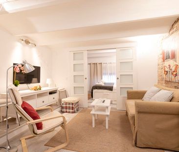 Cosy 1 Bedroom Apartment in Modernist Building - Photo 2