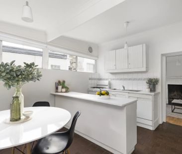 Charming and Convenient Two Bedroom Stone Cottage Close to the City - Photo 4