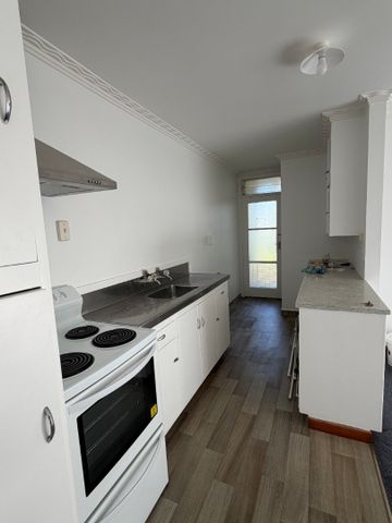 Cozy two bedroom rear unit - Photo 3