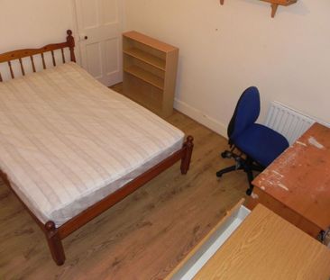 4 bedroom semi-detached house to rent - Photo 2